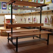 Garderoben ALU-line, Sitzbankgarderobe Kindergarten mit Schuhrost und Ablagefläche