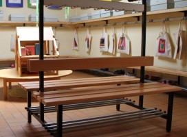 Garderoben ALU-line, Sitzbankgarderobe Kindergarten mit Schuhrost und Ablagefläche